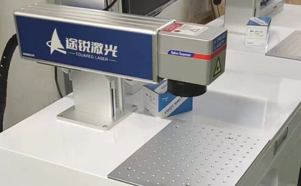 公司配有激光打標機協(xié)助有需要的客戶打標