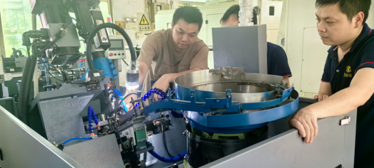 兩臺(tái)自動(dòng)化后加工設(shè)備到廠員工操作培訓(xùn)現(xiàn)場(chǎng)（20240523）