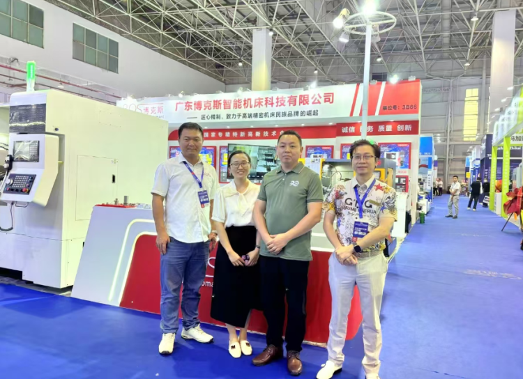 華機(jī)展現(xiàn)場(chǎng)采購(gòu)11臺(tái)車銑數(shù)控車床